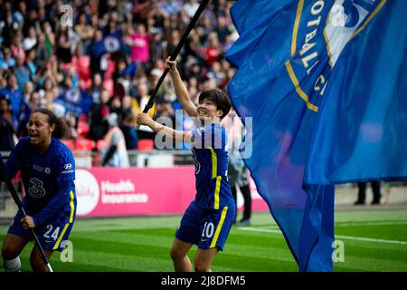 Londres, Royaume-Uni. 15th mai 2022. Drew Spence (24 Chelsea) et Ji SO-Yun (10 Chelsea) célèbrent la victoire du match de finale de la coupe Vitality Womens FA entre Manchester City et Chelsea au stade Wembley à Londres, en Angleterre. Liam Asman/SPP crédit: SPP Sport presse photo. /Alamy Live News Banque D'Images