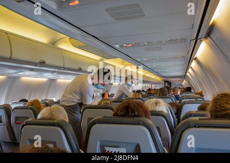 Larnaca, Chypre - 31 mai 2021 : les stewards et les agents de bord offrent des boissons chaudes et froides aux passagers des avions de charter ukrainien et l Banque D'Images