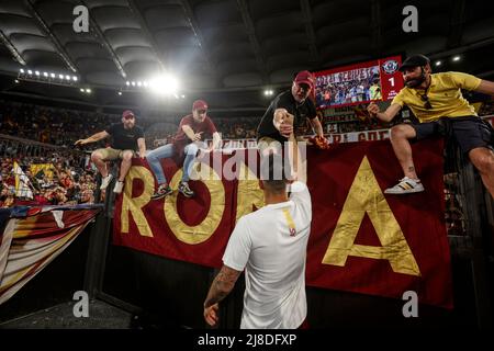 Rome, Italie. 14th mai 2022. Lorenzo Pellegrini, d'AS Roma, accueille les fans à la fin de la série italienne Un match de football entre Roma et Venezia au stade olympique. Roma et Venezia ont été dessalés 1-1. Crédit: Riccardo de Luca - mise à jour des images/Alamy Live News crédit: Riccardo de Luca - mise à jour des images/Alamy Live News Banque D'Images