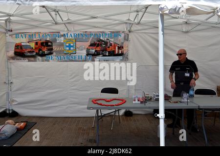 Marseille, France. 14th mai 2022. Vue sur le stand Marins-Pompiers de Marseille lors de la Journée de prévention des maladies cardiovasculaires organisée par l'hôtel de ville de Marseille. Crédit : SOPA Images Limited/Alamy Live News Banque D'Images