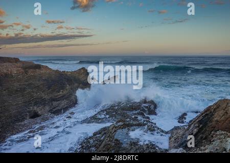 Des vagues écrasant le long de la piste rocheuse de bluff dans le parc d'état de Montaña de Oro. San Luis Obispo County, Californie, États-Unis Banque D'Images