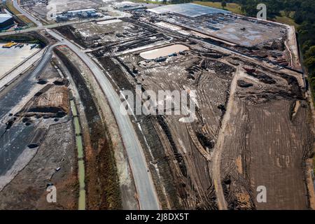 Photographie aérienne par drone d'un grand site de construction inondé situé dans un complexe industriel. Kemps Creek, Nouvelle-Galles du Sud, Australie. Banque D'Images