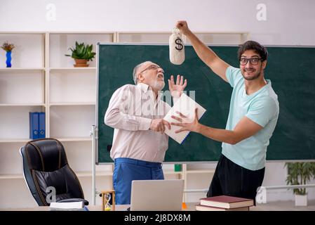 Vieux professeur et jeune étudiant dans le concept de rémunération Banque D'Images