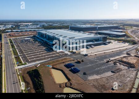 Photographie aérienne de drone de grands bâtiments situés dans un complexe industriel. Kemps Creek, Nouvelle-Galles du Sud, Australie. Banque D'Images