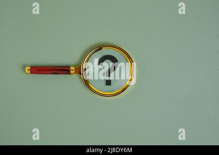 Point d'interrogation sous la loupe, sur fond vert Banque D'Images