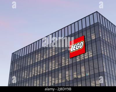 Billund, Danemark. 2 mai 2022. Usage éditorial seulement, 3D CGI. Logo Lego Group sur le dessus du bâtiment en verre. Siège social de Workplace Toy Company Banque D'Images