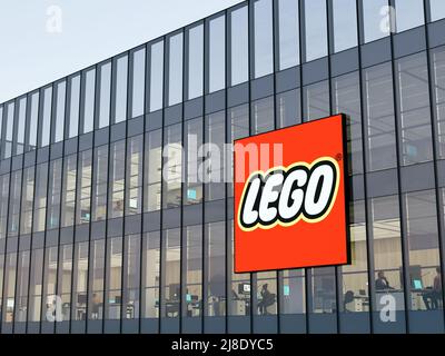 Billund, Danemark. 2 mai 2022. Usage éditorial seulement, 3D CGI. Logo Lego Group sur le dessus du bâtiment en verre. Siège social de Workplace Toy Company Banque D'Images