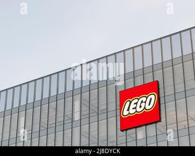 Billund, Danemark. 2 mai 2022. Usage éditorial seulement, 3D CGI. Logo Lego Group sur le dessus du bâtiment en verre. Siège social de Workplace Toy Company Banque D'Images