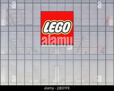 Billund, Danemark. 2 mai 2022. Usage éditorial seulement, 3D CGI. Logo Lego Group sur le dessus du bâtiment en verre. Siège social de Workplace Toy Company Banque D'Images