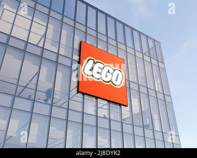 Billund, Danemark. 2 mai 2022. Usage éditorial seulement, 3D CGI. Logo Lego Group sur le dessus du bâtiment en verre. Siège social de Workplace Toy Company Banque D'Images