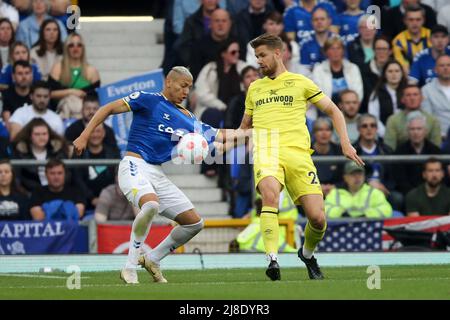 Everton, Royaume-Uni. 15th mai 2022. Richarlison d'Everton (l) a sa chemise tirée par Kristoffer Aguer de Brentford. Premier League Match, Everton v Brentford au Goodison Park à Liverpool le dimanche 15th mai 2022. Cette image ne peut être utilisée qu'à des fins éditoriales. Utilisation éditoriale uniquement, licence requise pour une utilisation commerciale. Aucune utilisation dans les Paris, les jeux ou les publications d'un seul club/ligue/joueur. photo par Chris Stading/Andrew Orchard sports Photography/Alamy Live News crédit: Andrew Orchard sports Photography/Alamy Live News Banque D'Images