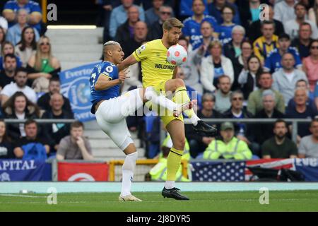 Everton, Royaume-Uni. 15th mai 2022. Richarlison d'Everton (l) et Kristoffer Ajer de Brentford se battent pour le ballon. Premier League Match, Everton v Brentford au Goodison Park à Liverpool le dimanche 15th mai 2022. Cette image ne peut être utilisée qu'à des fins éditoriales. Utilisation éditoriale uniquement, licence requise pour une utilisation commerciale. Aucune utilisation dans les Paris, les jeux ou les publications d'un seul club/ligue/joueur. photo par Chris Stading/Andrew Orchard sports Photography/Alamy Live News crédit: Andrew Orchard sports Photography/Alamy Live News Banque D'Images