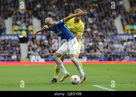 Everton, Royaume-Uni. 15th mai 2022. Richarlison d'Everton protège la balle de Kristoffer Aguer de Brentford. Premier League Match, Everton v Brentford au Goodison Park à Liverpool le dimanche 15th mai 2022. Cette image ne peut être utilisée qu'à des fins éditoriales. Utilisation éditoriale uniquement, licence requise pour une utilisation commerciale. Aucune utilisation dans les Paris, les jeux ou les publications d'un seul club/ligue/joueur. photo par Chris Stading/Andrew Orchard sports Photography/Alamy Live News crédit: Andrew Orchard sports Photography/Alamy Live News Banque D'Images