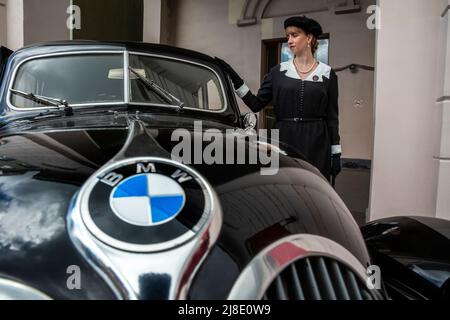Moscou, Russie. 15th mai 2022. Voiture rétro noire BMW - 321 garée près d'une entrée de la gare de Park Kultury à Moscou, Russie. La station Park Kultury réensert la cérémonie de lancement de la toute première ligne en 1935 afin de célébrer l'anniversaire 87th du métro de Moscou, en Russie Banque D'Images