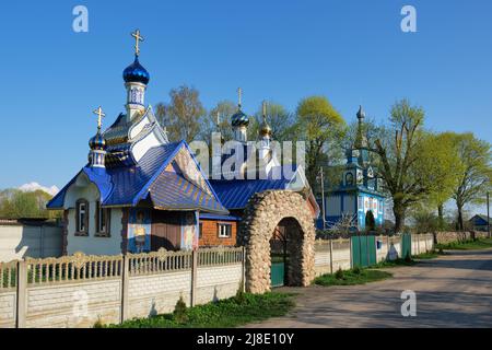 Ancienne église ancienne de la Sainte vie donnant la Trinité, petite église d'hiver chauffée et chapelle. Village de Telyadovichi, district de Kopyl, région de Minsk, Belar Banque D'Images