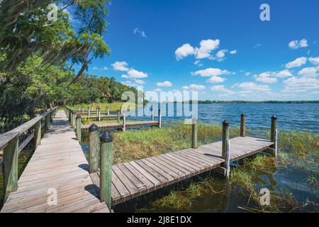 Trimble Park un parc au bord du lac avec des sentiers et des quais à Mount Dora, en Floride Banque D'Images