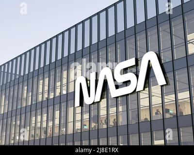 Washington, D.C., États-Unis. 2 mai 2022. Usage éditorial seulement, 3D CGI. Logo de la NASA sur le dessus du bâtiment en verre. Lieu de travail Aéronautique nationale et espace A Banque D'Images