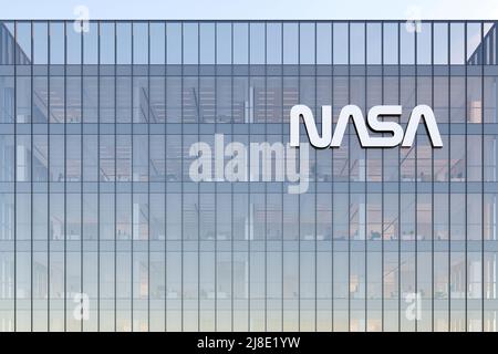 Washington, D.C., États-Unis. 2 mai 2022. Usage éditorial seulement, 3D CGI. Logo de la NASA sur le dessus du bâtiment en verre. Lieu de travail Aéronautique nationale et espace A Banque D'Images