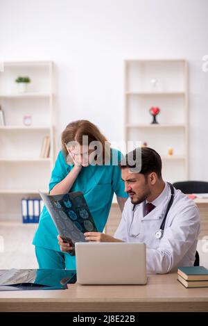 Jeune médecin radiologue et assistante féminine travaillant à l'hôpital Banque D'Images