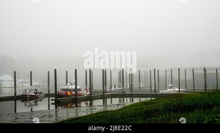 NORWALK, CT, États-Unis - 15 MAI 2022 : magnifique brouillard matinal près du centre-ville avec marée basse à l'intérieur de la rivière Norwalk Banque D'Images