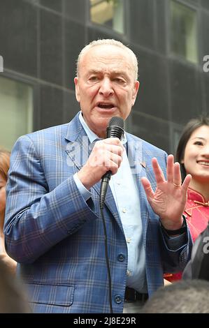 Le sénateur Chuck Schumer participe à la parade annuelle des Asiatiques américains et des insulaires du Pacifique 1st le 15 mai 2022 sur l'avenue des Amériques à New York, New York, États-Unis. Robin Platzer/ Twin Images/ Credit: SIPA USA/Alamy Live News Banque D'Images