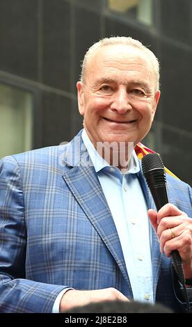 Le sénateur Chuck Schumer participe à la parade annuelle des Asiatiques américains et des insulaires du Pacifique 1st le 15 mai 2022 sur l'avenue des Amériques à New York, New York, États-Unis. Robin Platzer/ Twin Images/ Credit: SIPA USA/Alamy Live News Banque D'Images