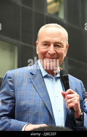 Le sénateur Chuck Schumer participe à la parade annuelle des Asiatiques américains et des insulaires du Pacifique 1st le 15 mai 2022 sur l'avenue des Amériques à New York, New York, États-Unis. Robin Platzer/ Twin Images/ Credit: SIPA USA/Alamy Live News Banque D'Images