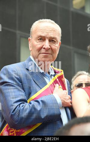 Le sénateur Chuck Schumer participe à la parade annuelle des Asiatiques américains et des insulaires du Pacifique 1st le 15 mai 2022 sur l'avenue des Amériques à New York, New York, États-Unis. Robin Platzer/ Twin Images/ Credit: SIPA USA/Alamy Live News Banque D'Images