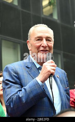 Le sénateur Chuck Schumer participe à la parade annuelle des Asiatiques américains et des insulaires du Pacifique 1st le 15 mai 2022 sur l'avenue des Amériques à New York, New York, États-Unis. Robin Platzer/ Twin Images/ Credit: SIPA USA/Alamy Live News Banque D'Images
