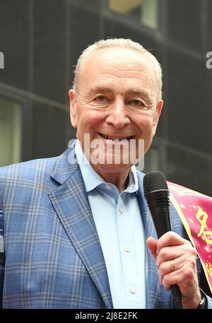 Le sénateur Chuck Schumer participe à la parade annuelle des Asiatiques américains et des insulaires du Pacifique 1st le 15 mai 2022 sur l'avenue des Amériques à New York, New York, États-Unis. Robin Platzer/ Twin Images/ Credit: SIPA USA/Alamy Live News Banque D'Images