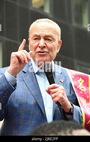 Le sénateur Chuck Schumer participe à la parade annuelle des Asiatiques américains et des insulaires du Pacifique 1st le 15 mai 2022 sur l'avenue des Amériques à New York, New York, États-Unis. Robin Platzer/ Twin Images/ Credit: SIPA USA/Alamy Live News Banque D'Images