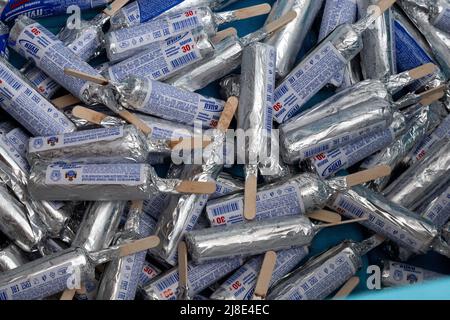 Moscou, Russie. 15th mai 2022. Les glaces russes de la marque 'Silver Bullet' se trouvent sur un comptoir d'un kiosque de rue à Moscou, en Russie Banque D'Images