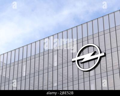 Russelsheim, Allemagne. 2 mai 2022. Usage éditorial seulement, 3D CGI. Logo Opel Company sur le dessus du bâtiment en verre. Bureau du constructeur automobile de véhicules sur le lieu de travail Banque D'Images