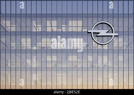 Russelsheim, Allemagne. 2 mai 2022. Usage éditorial seulement, 3D CGI. Logo Opel Company sur le dessus du bâtiment en verre. Bureau du constructeur automobile de véhicules sur le lieu de travail Banque D'Images