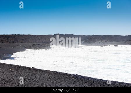 De puissantes vagues sur la plage de l'île de Lanzarote, l'océan Atlantique, les îles Canaries en Espagne Banque D'Images