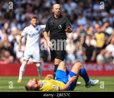 Arbitre Mike Dean en action pendant le match Banque D'Images