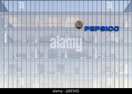 Achat, Harrison, NY, États-Unis. 2 mai 2022. Usage éditorial seulement, 3D CGI. Logo PepsiCo sur le dessus du bâtiment en verre. Bureau de la société de produits alimentaires sur le lieu de travail Hea Banque D'Images