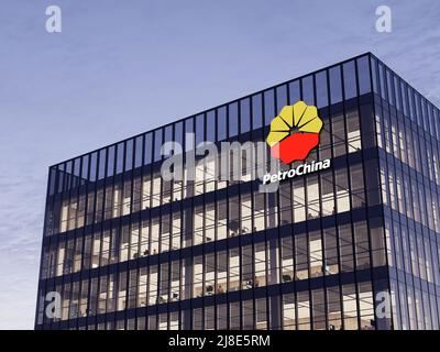 Pékin, Chine. 2 mai 2022. Usage éditorial seulement, 3D CGI. Logo PetroChina sur le dessus du bâtiment en verre. Siège social du bureau de la société de gaz du lieu de travail Banque D'Images