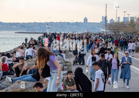 15 mai 2022 : scènes de la vie quotidienne à Istanbul depuis la côte de Kadikoy au coucher du soleil le 15 mai 2022, dimanche. Kadikoy connu dans l'antiquité classique et pendant les époques romaine et byzantine comme Chalcédon, est un grand, populeux, et cosmopolite district dans la partie asiatique d'Istanbul, Turquie, sur la rive nord de la mer de Marmara. (Image de crédit : © Tolga Ildun/ZUMA Press Wire) Banque D'Images