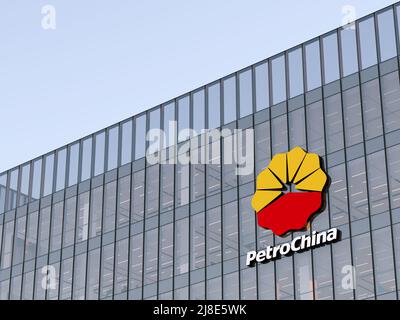 Pékin, Chine. 2 mai 2022. Usage éditorial seulement, 3D CGI. Logo PetroChina sur le dessus du bâtiment en verre. Siège social du bureau de la société de gaz du lieu de travail Banque D'Images