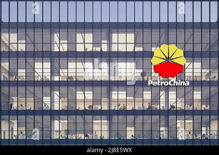 Pékin, Chine. 2 mai 2022. Usage éditorial seulement, 3D CGI. Logo PetroChina sur le dessus du bâtiment en verre. Siège social du bureau de la société de gaz du lieu de travail Banque D'Images