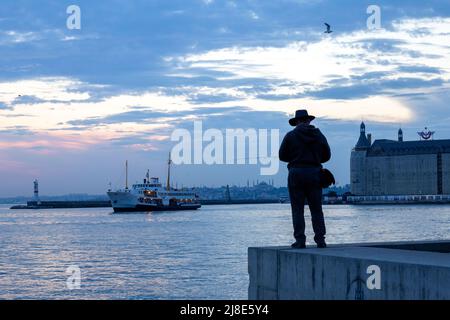 15 mai 2022 : scènes de la vie quotidienne à Istanbul depuis la côte de Kadikoy au coucher du soleil le 15 mai 2022, dimanche. Kadikoy connu dans l'antiquité classique et pendant les époques romaine et byzantine comme Chalcédon, est un grand, populeux, et cosmopolite district dans la partie asiatique d'Istanbul, Turquie, sur la rive nord de la mer de Marmara. (Image de crédit : © Tolga Ildun/ZUMA Press Wire) Banque D'Images