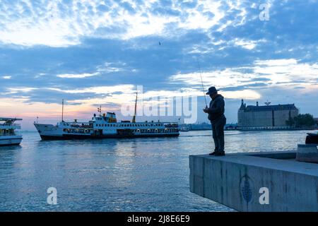 15 mai 2022 : scènes de la vie quotidienne à Istanbul depuis la côte de Kadikoy au coucher du soleil le 15 mai 2022, dimanche. Kadikoy connu dans l'antiquité classique et pendant les époques romaine et byzantine comme Chalcédon, est un grand, populeux, et cosmopolite district dans la partie asiatique d'Istanbul, Turquie, sur la rive nord de la mer de Marmara. (Image de crédit : © Tolga Ildun/ZUMA Press Wire) Banque D'Images