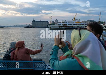 15 mai 2022 : scènes de la vie quotidienne à Istanbul depuis la côte de Kadikoy au coucher du soleil le 15 mai 2022, dimanche. Kadikoy connu dans l'antiquité classique et pendant les époques romaine et byzantine comme Chalcédon, est un grand, populeux, et cosmopolite district dans la partie asiatique d'Istanbul, Turquie, sur la rive nord de la mer de Marmara. (Image de crédit : © Tolga Ildun/ZUMA Press Wire) Banque D'Images