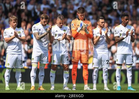 Leeds, Royaume-Uni. 15th mai 2022. Les joueurs et les fans de Leeds applaudisent quelques minutes pour se souvenir de ceux qui ne sont plus avec nous à Leeds, Royaume-Uni, le 5/15/2022. (Photo de Mark Cosgrove/News Images/Sipa USA) crédit: SIPA USA/Alay Live News Banque D'Images