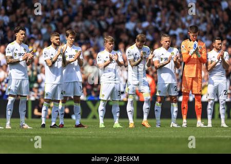 Leeds, Royaume-Uni. 15th mai 2022. Les joueurs et les fans de Leeds applaudisent quelques minutes pour se souvenir de ceux qui ne sont plus avec nous à Leeds, Royaume-Uni, le 5/15/2022. (Photo de Mark Cosgrove/News Images/Sipa USA) crédit: SIPA USA/Alay Live News Banque D'Images