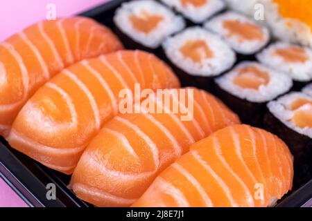 Sushi au saumon et sashimi nigiri et maki en gros plan. Délicieux plats japonais avec poisson frais, service de livraison au restaurant Banque D'Images