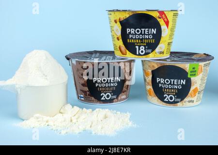Barcelone, Espagne - 12 mai 2022 : puddings de protéines Valio et poudre de protéines sur fond bleu Banque D'Images