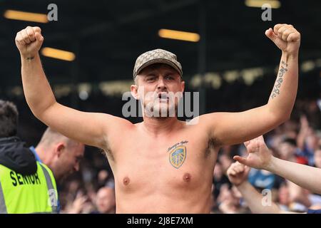 Leeds, Royaume-Uni. 15th mai 2022. Les fans de Leeds célèbrent Pascal Struijk #21 de l'objectif de Leeds United à Leeds, Royaume-Uni, le 5/15/2022. (Photo de Mark Cosgrove/News Images/Sipa USA) crédit: SIPA USA/Alay Live News Banque D'Images