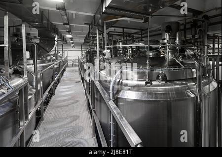 Terrain métallique près de grands réservoirs pour produits laitiers fermentés Banque D'Images